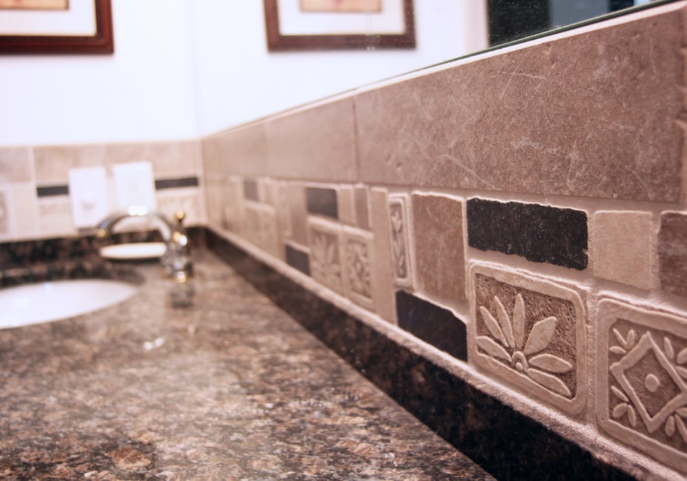 stone tile bathroom backsplash
